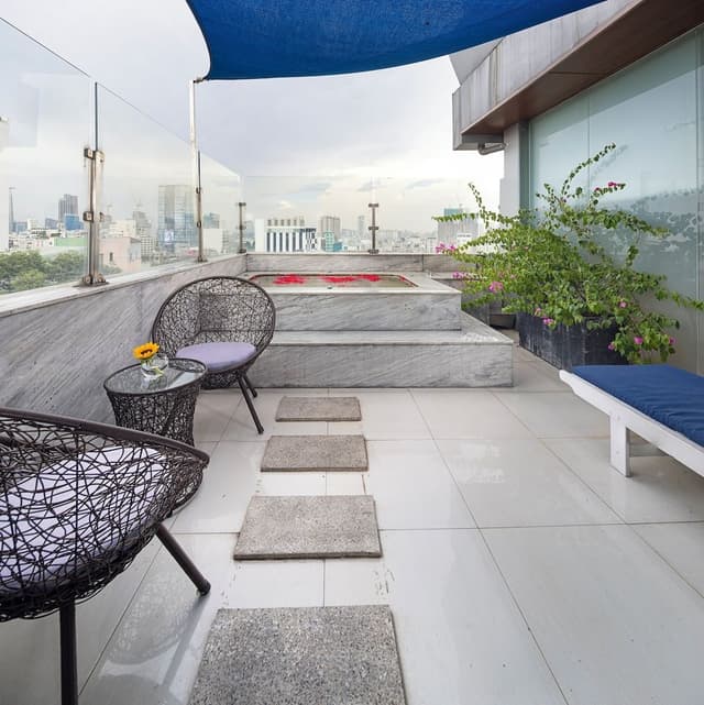 Signature Retreat Suite - Daily Free Afternoon & Mini Bar