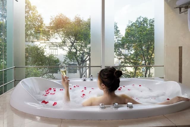 Elegant Corner Suite - Daily Free Afternoon & Mini Bar