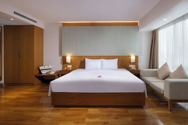 Elegant Corner Suite - Daily Free Afternoon & Mini Bar