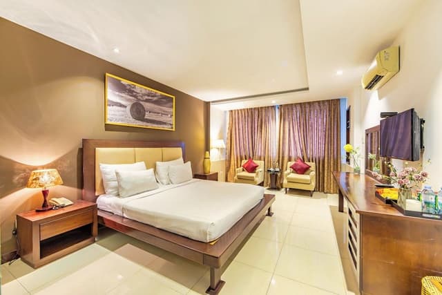 Junior Room, 1 Queen Bed, City View