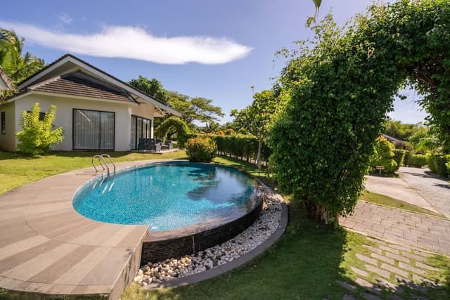 Luxury Villa, Poolside