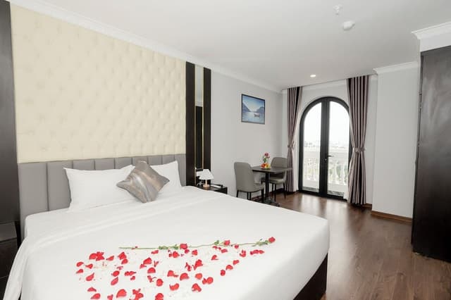 Deluxe Studio, 1 King Bed, Balcony, City View