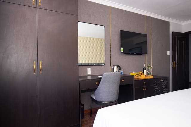 Deluxe Studio, 1 King Bed, Balcony, City View