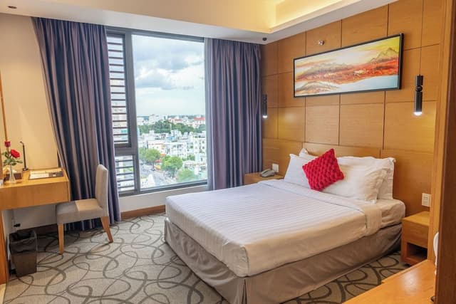 Standard Room, 1 Queen Bed, City View