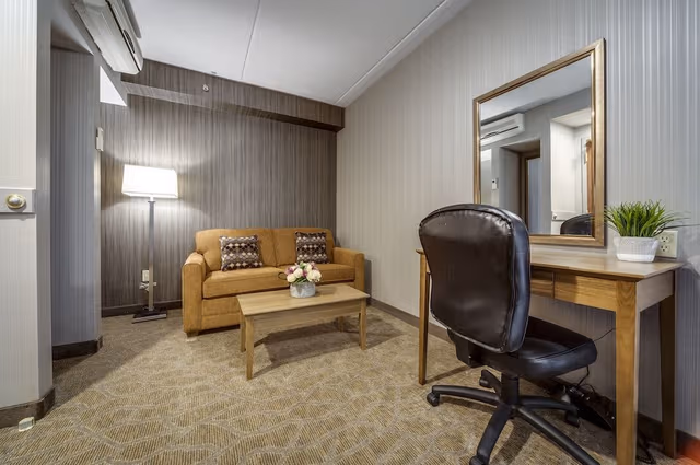 Deluxe Queen Suite with Jetted Tub-Separate Living Room