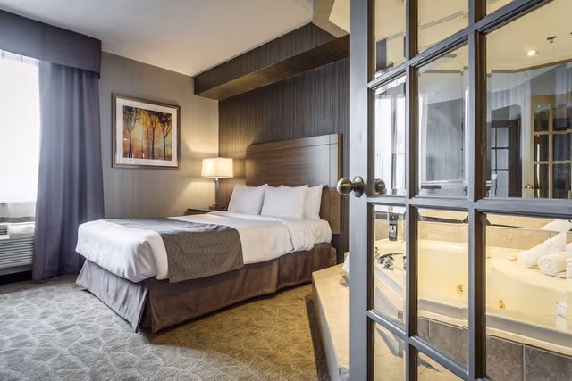Deluxe Queen Suite with Jetted Tub-Separate Living Room