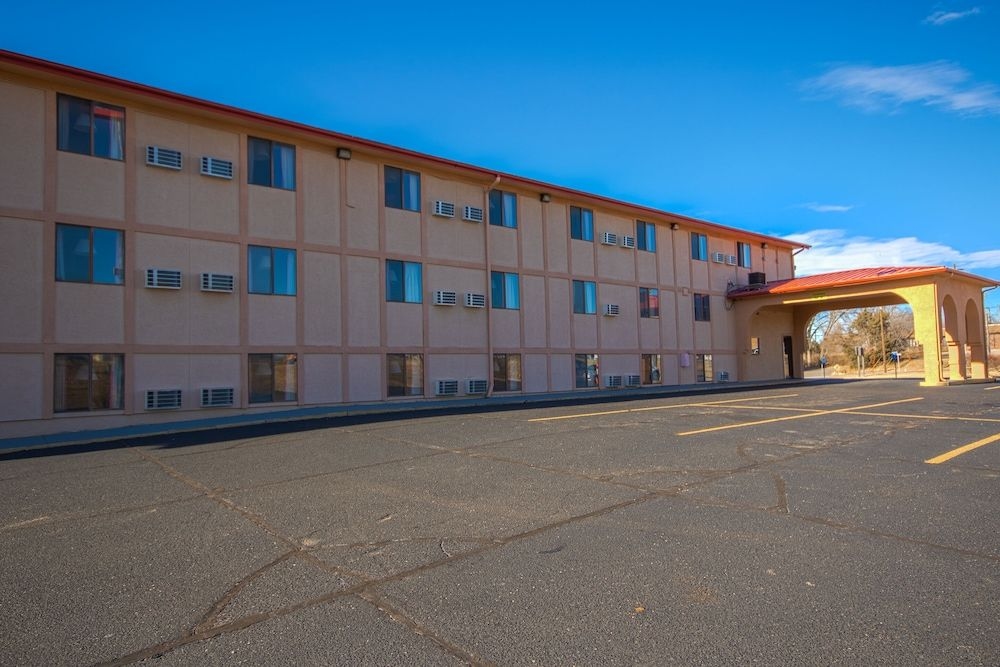 Econo Lodge3