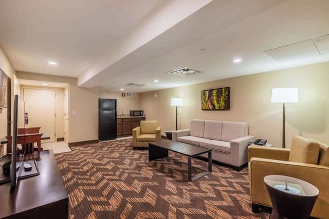 Suite, 1 King Bed, Accessible, Bathtub
