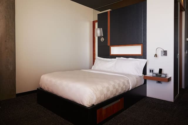 Standard Room, 1 Queen Bed