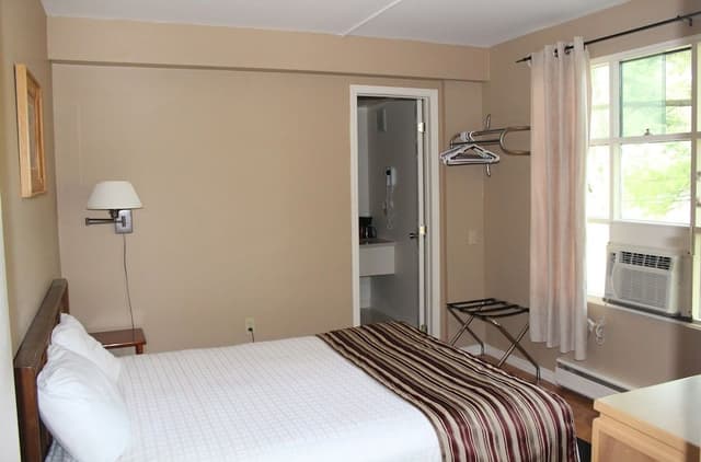 Standard Room, 1 Queen Bed
