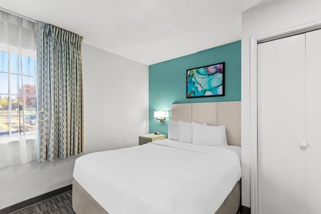 Suite, 1 Queen Bed with Sofa bed, Accessible, Non Smoking (Roll-In Shower)