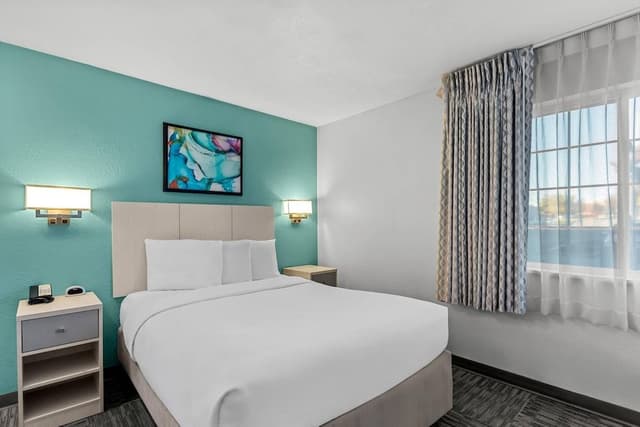Suite, 1 Queen Bed with Sofa bed, Non Smoking