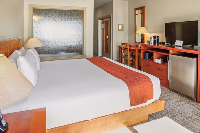 Deluxe Room, 1 King Bed, Beachside