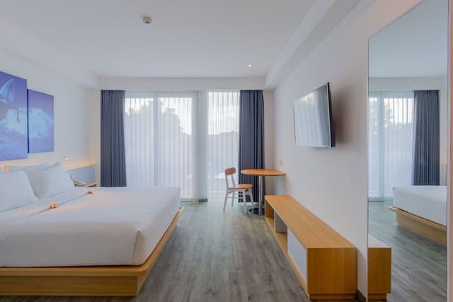 Premium Room, 1 Queen Bed, Pool View