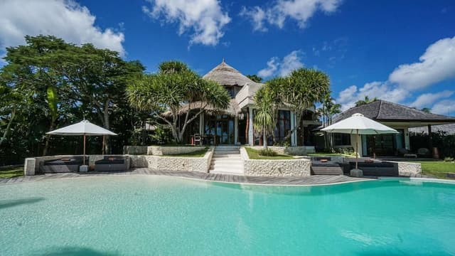 Three-Bedroom Villa with Private Pool and Sea View