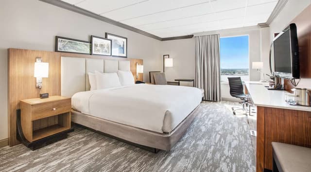 1 KING BED WITH CITY OR RIVER VIEW