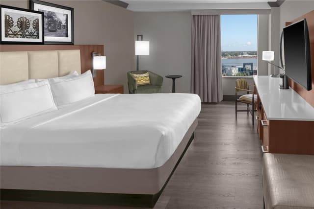 1 KING BED WITH CITY OR RIVER VIEW