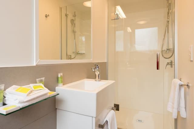 Interconnecting Room 1 Double + 2 Singles