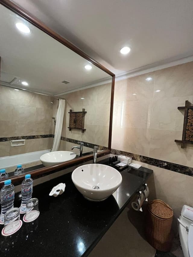 Luxury Two Bedroom Residence with Pool View and Partial Ocean View