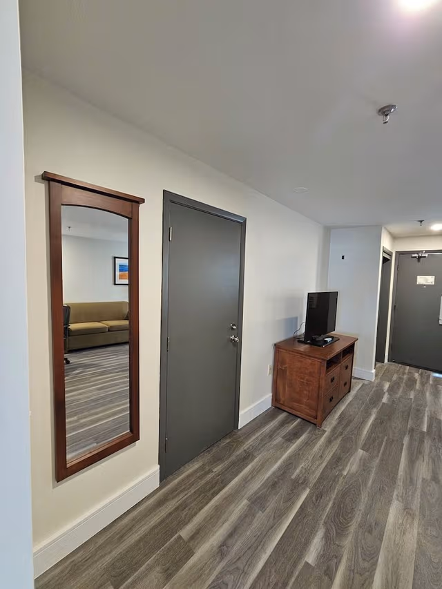 Renovated 1 King Bed Suite - Main building