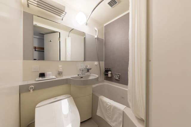 Double Room, Smoking