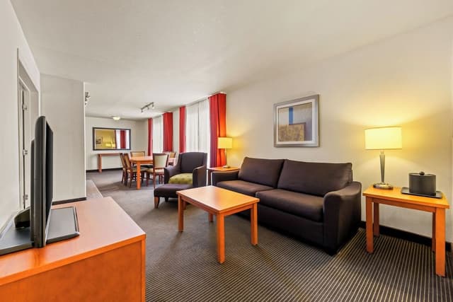 Family Suite, Two King Beds, Kitchenette, Non Smoking