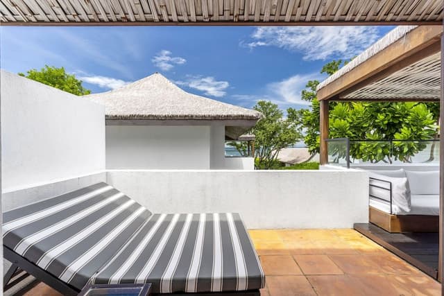 Oceanbed Jacuzzi Villa
