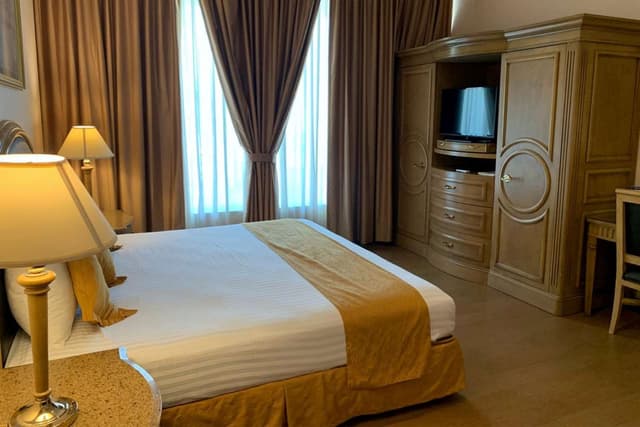1 King Bed, Non-Smoking, Junior Suite, Two Sofabeds, Kitchen, Microwave And Refrigerator, Coffee Maker, Continental Breakfast