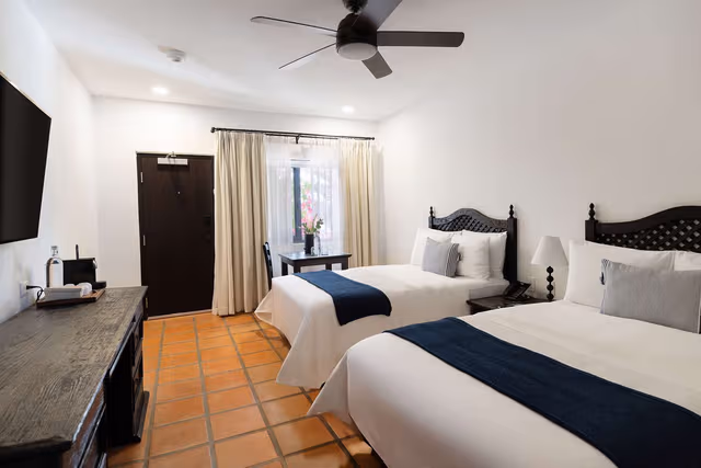 2 FULL-SIZE BEDS GUESTROOM