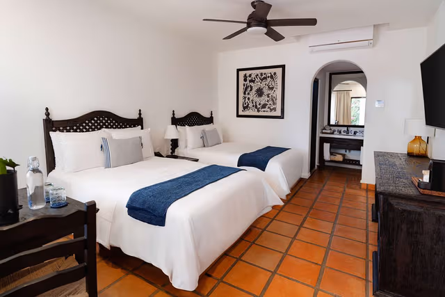 2 FULL-SIZE BEDS GUESTROOM