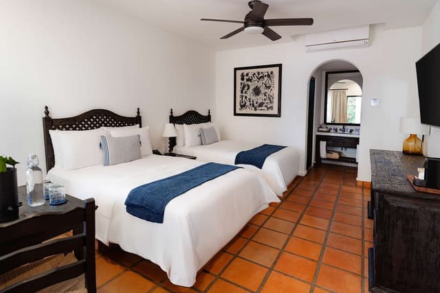 2 FULL-SIZE BEDS GUESTROOM