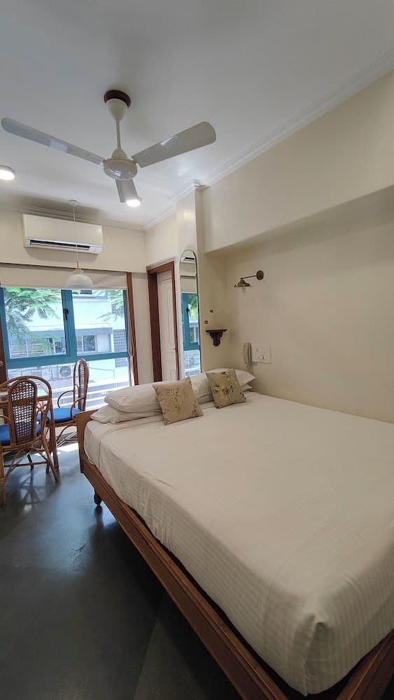 Luxury Room (Queen Bed)