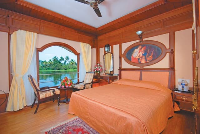 Family Room (2-bedroom Houseboat)