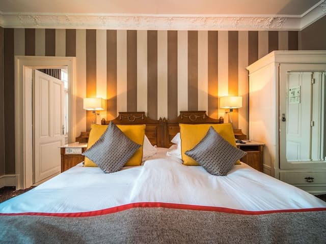 Historic, customized rooms in Baroque style with A/C, no balcony