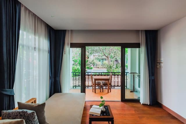 Deluxe Pool Side Room