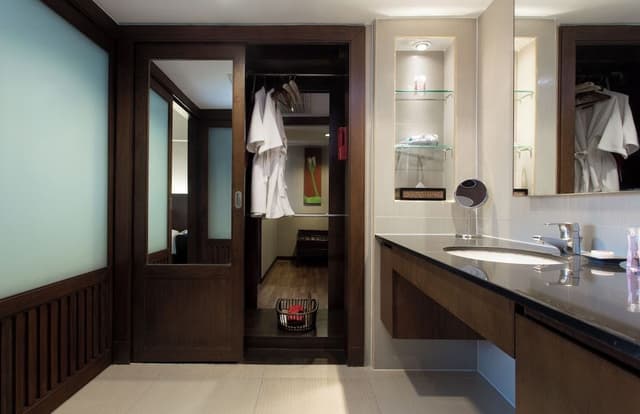 Suite, 1 King Bed, River View (Plaza)
