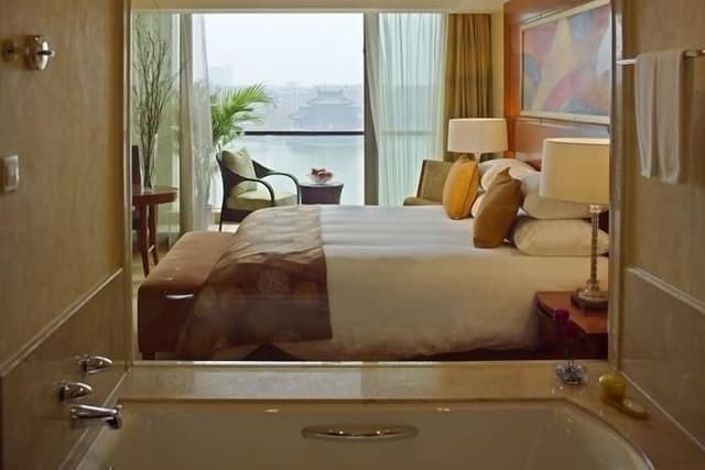 Deluxe Lake-View Twin Room