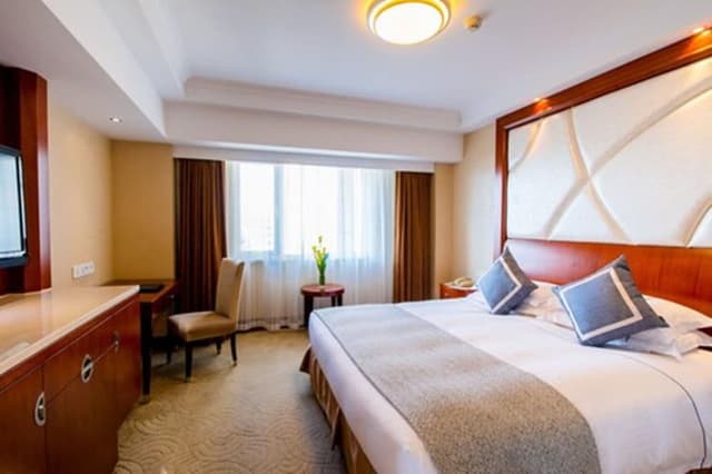 Deluxe Room, Partial Lake View