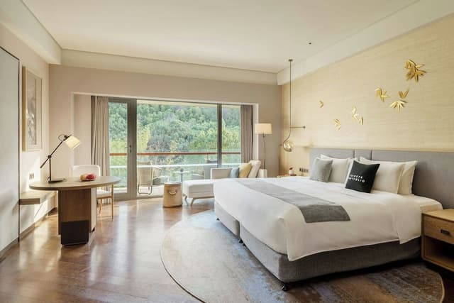 Superior Room, 1 King Bed, Balcony