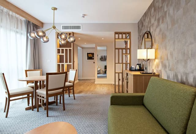 KING JUNIOR SUITE