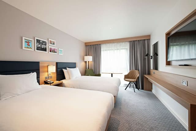 TWIN ROOM