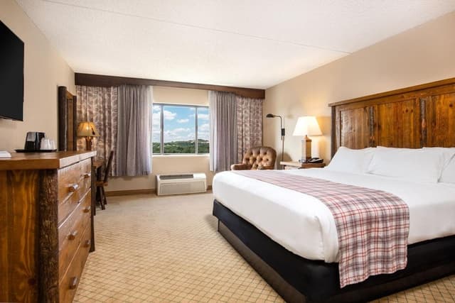 Classic Room, 1 King Bed, Jetted Tub