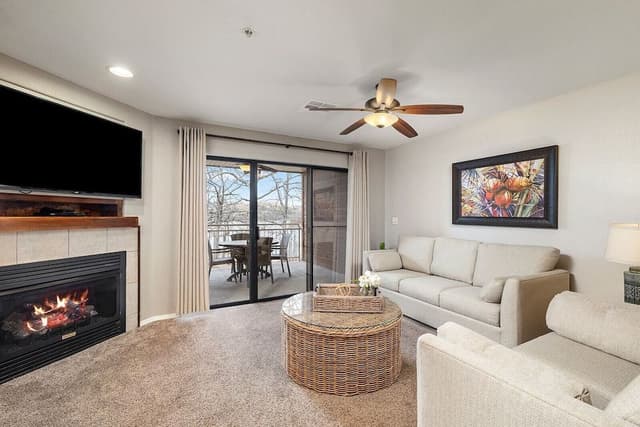 1 Bdrm Lakefront Jacuzzi w/ Fireplace