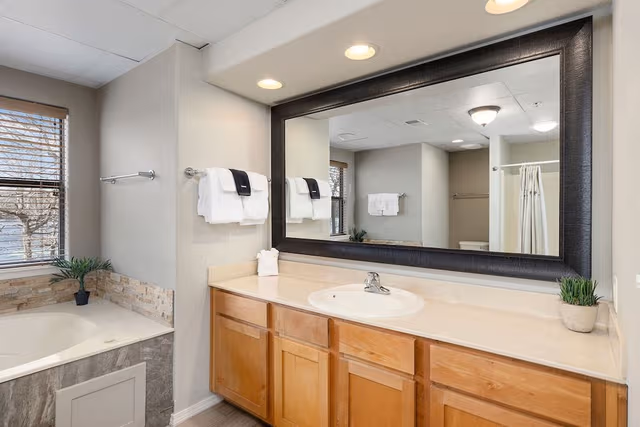 1 Bdrm Lakefront Jacuzzi w/ Fireplace