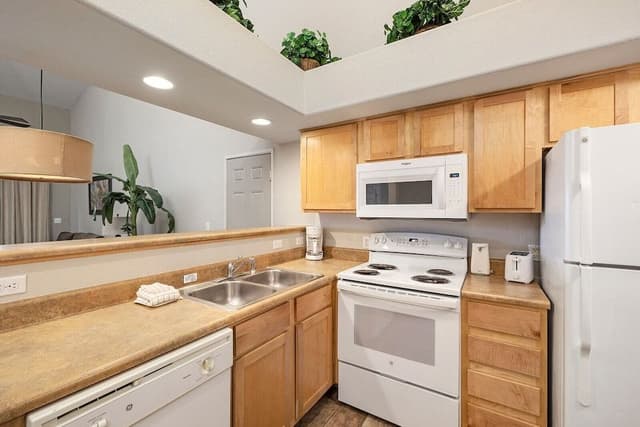 3 Bdrm Luxury Condo Jacuzzi w/ Kitchen