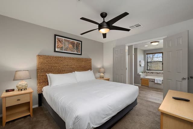 2 Bdrm Luxury Condo Jacuzzi w/ Kitchen