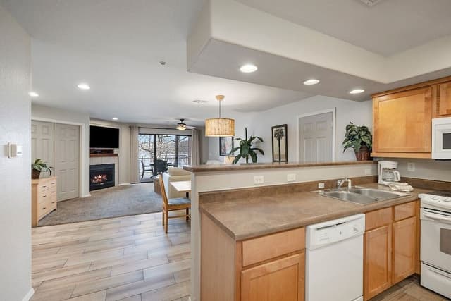 1 Bdrm Lakefront Jacuzzi w/ Fireplace
