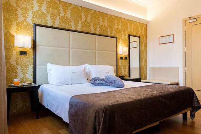 Double Room (Gold)