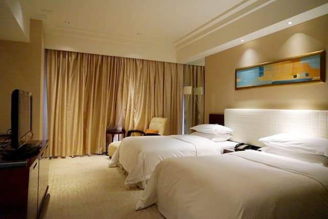 Room, 2 Twin Beds, City View