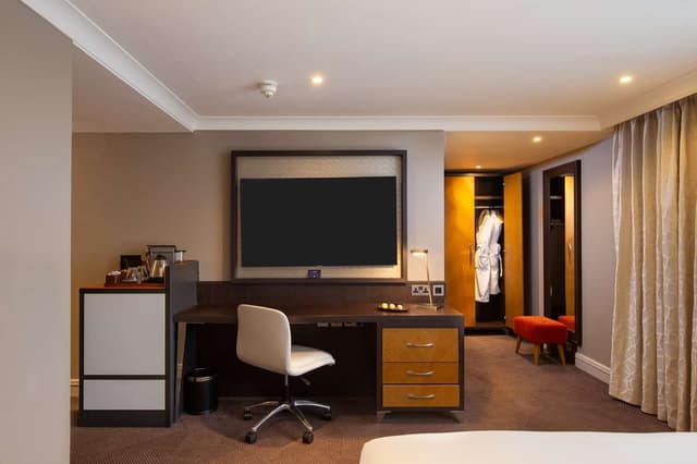 QUEEN JUNIOR SUITE